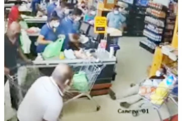 கடைக்குள் நுழைந்த மனிதருக்கு நொடிபொழுதில் நடந்த விபரீதம் - அதிர்ச்சி வீடியோ