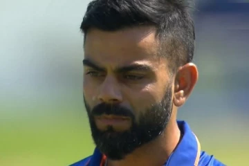 தேசிய கீதம் இசைத்த போது.. விராட் கோலி செய்த கீழ்த்தரமான செயல்! வறுத்தெடுக்கும் நெட்டிசன்கள்