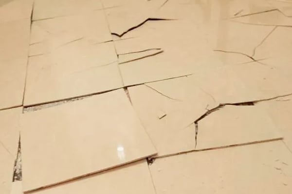 இலங்கையை அச்சுறுத்தும் பெரும் அனர்த்தம் - உயிர் அச்சுறுத்தலுடன் வாழும் மக்கள் | Cracks In Home People In Fear In Sri Lanka Today