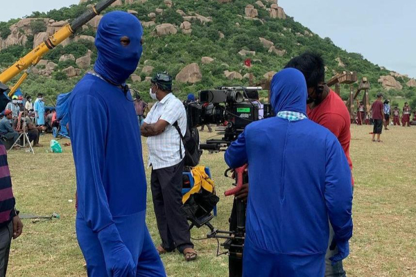 யாரு சார் இவங்க .. ஸ்பைடர் மேனோ சூப்பர் மேனோ ? - வைரலாகும் பொன்னியின் செல்வன் ! | Not Spider Men Ponniyin Selvan Sets யாரு சார் இவங்க .. ஸ்பைடர் மேனோ சூப்பர் மேனோ ? - வைரலாகும் பொன்னியின் செல்வன் ! | Not Spider Men Ponniyin Selvan Sets