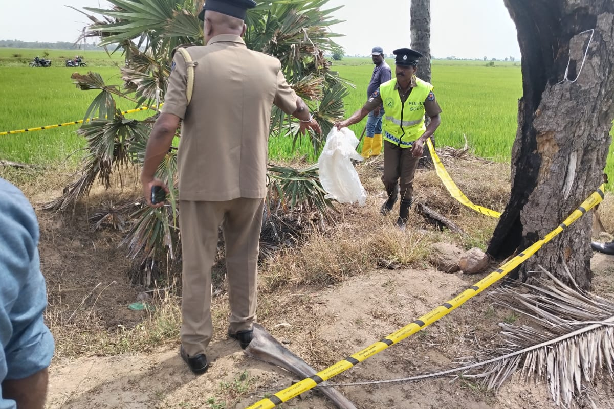 கிளிநொச்சியில் விடுதலைப் புலிகளின் சீருடை மீட்பு | Ltte Uniform Found