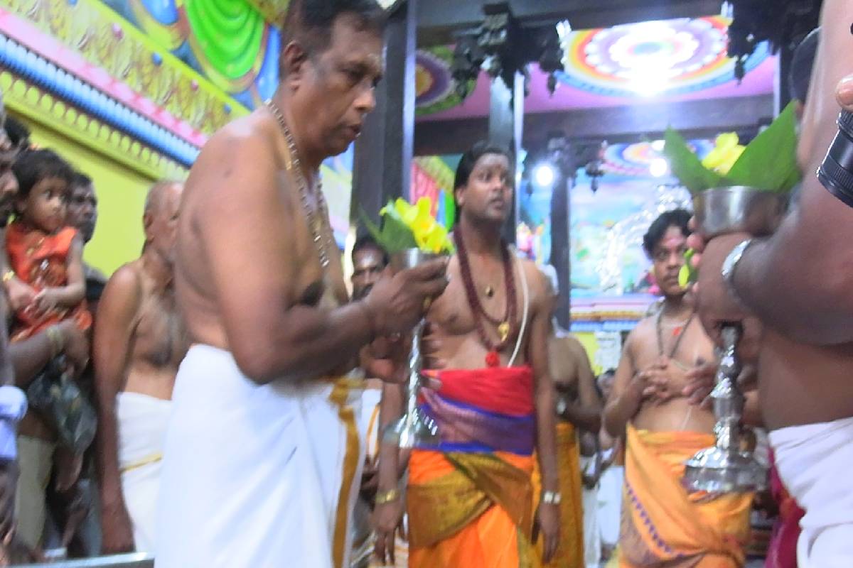 மலர்ந்தது பராபவ சித்திரை புத்தாண்டு ; நாட்டிலுள்ள ஆலயங்களில் விஷேட பூஜை வழிபாடுகள் | Chithirai New Year Pujas And Worships In Temples மலர்ந்தது பராபவ சித்திரை புத்தாண்டு ; நாட்டிலுள்ள ஆலயங்களில் விஷேட பூஜை வழிபாடுகள் | Chithirai New Year Pujas And Worships In Temples