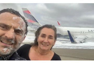 விமான விபத்தில் இருந்து தப்பியதும் செல்ஃபி எடுத்த தம்பதியினர்! எழுந்த விமர்சனங்கள்