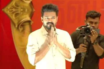 கூட்ட நெரிசலில் சிக்கி கோபமடைந்த விஜய்.. மாணவர்களை சந்திக்க வந்த விஜய்யின் புகைப்படம்