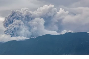 இந்தோனேசியாவின் மராபி மலை வெடிப்பு : மலை ஏறுபவர்கள் 11 பேர் உயிரிழப்பு