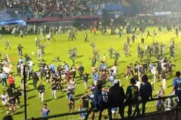 තරඟයක් අතරතුර 127ක් මිය ගිය අවාසනාවන්ත සිදුවීම මෙන්න..