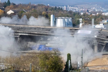 ஜேர்மனியில் இடித்து தரைமட்டமாக்கப்பட்ட 60 ஆண்டுகால பாலம்! வைரலாகும் வீடியோ