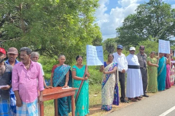 மன்னாரில் காணிகளை பகிர்ந்தளிக்க கோரி கவனயீர்ப்பு போராட்டம்