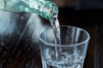 குடிப்பதற்கு தண்ணீர் கேட்ட கைதி.., ஆசிட் குடிக்க வைத்த பொலிஸாரின் கொடூர செயல்