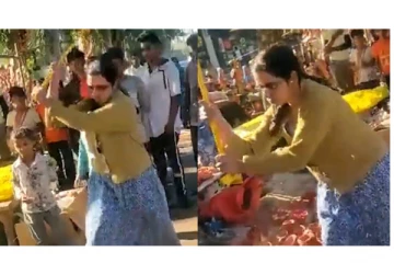 வியாபாரிகளின் கடைகளை வெறியோடு உடைத்தெறிந்த முன்னாள் ஐஏஎஸ் அதிகாரியின் மகள் - வைரலாகும் வீடியோ...!