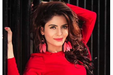 பிரபல கவர்ச்சி நடிகை மதம் மாறி திருமணம் - வைரலாகும் புகைப்படம்!