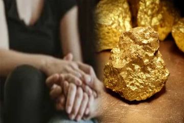 பெண் ஒருவரை மிரட்டி பெருந்தொகை தங்கத்தை பறித்த இளைஞன்