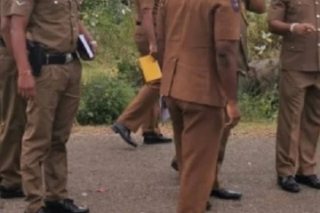 රටම කතා කළ වත්තේගම දැරිය -ත්‍රිරෝද රථයෙන් ඇවිත් මහපාරට දමාගිය දැරියගේ මව හාලිඇලදී කොටු