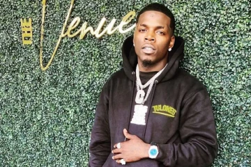 மேடையில் பாடிக் கொண்டிருந்த போது திடீரென மயங்கி விழுந்து உயிரிழந்த பிரபல பாடகர்