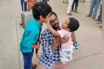 துபாயில் 10 மாதமாக தாயை இழந்து பரிதவித்த குழந்தை - திருச்சியில் கண்ணீரோடு அள்ளி அணைத்த தந்தை