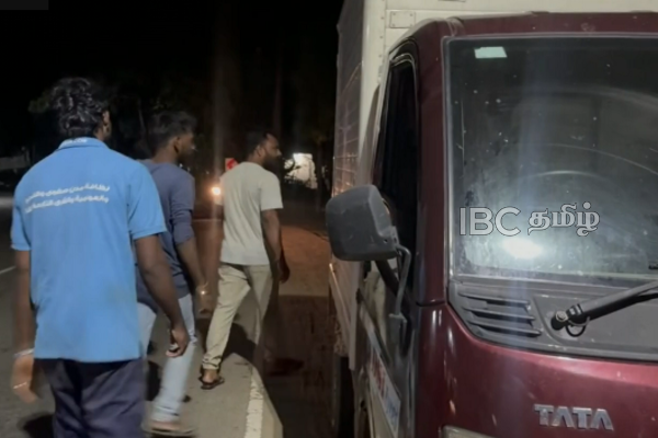 கழிவுளை வீதியோரத்தில் வீச முற்பட்டவர்களை கையும் களவுமாக பிடித்த பொதுமக்கள்! | Pradesha Sabha Member Issue