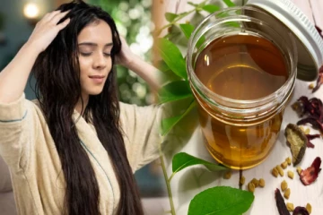 தலைமுடி இளவயதிலே நரைக்குதா? இந்த ஹேர் ஆயில் பயன்படுத்தி பாருங்க