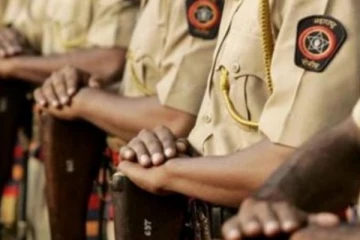 ‘‘என் காதலியை பார்க்க போகணும்னா  என்ன கலர் ஸ்டிக்கர் ஓட்டனும்"- மும்பை போலீசிடம் வம்பிழுத்த மும்பை இளைஞர்