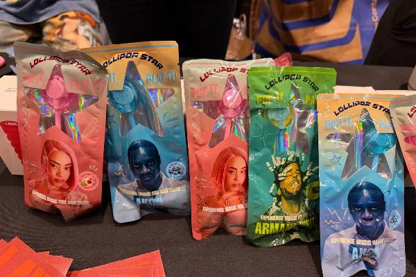 சாப்பிட்டால் பாட்டு கேக்குமா? அமெரிக்காவில் விற்பனைக்கு வந்துள்ள புதிய Lollypop! | Lollipop That Plays Music While You Eat It