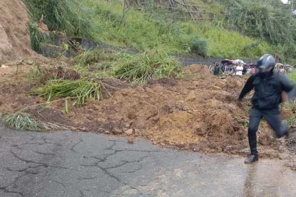 வாகன சாரதிகளின் கவனத்திற்கு..! பதுளை-கொழும்பு பிரதான வீதியில் பாரிய மண்சரிவு | Badulla Colombo Main Road Blocked Land Slide