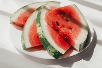 தர்பூசணி அதிகமாக சாப்பிட்டால் என்ன நடக்கும் தெரியுமா?