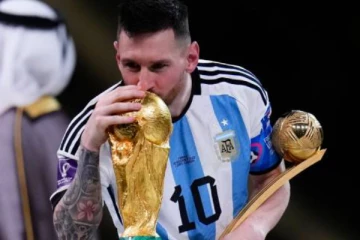 உலக கோப்பையுடன் நிம்மதியாக தூங்கிய மெஸ்ஸி - நெஞ்சம் நனையும் புகைப்படம் வைரல்...!