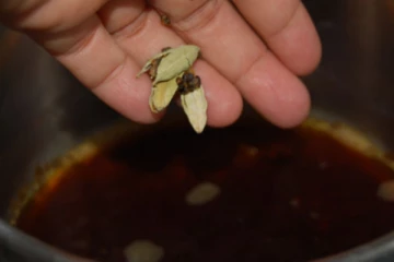 ஏலக்காய் நீரை தினமும் குடித்து வந்தால் என்ன நடக்கும் தெரியுமா? இனியாவது முழுசா தெரிஞ்சிக்கோங்க....!