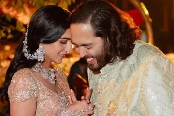 அம்பானியின் மருமகள் அணிந்திருந்த ஆடம்பரமான ஆடை! இதற்குள் இவ்வளவு ரகசியமா?