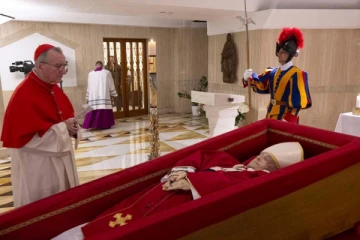 நித்திய இளைப்பாற்றிய பாப்பரசரின் புகைப்படங்கள்; சனிக்கிழமை இறுதிச் சடங்கு