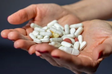 பதுளையில் பாடசாலை மாணவர்களுக்கு போதை மாத்திரை விற்ற மருத்துவர் கைது