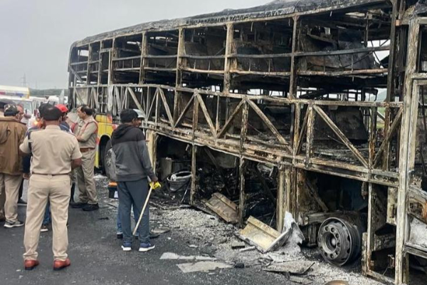 இந்தியாவில் அதிகாலையில் பற்றியெறிந்த பேருந்து ; 20 பேர் பலி | Bus Catches Fire Early Morning India