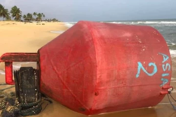 யாழ். உடுத்துறையில் கரையொதுங்கியுள்ள மர்ம பொருள் (Photo)