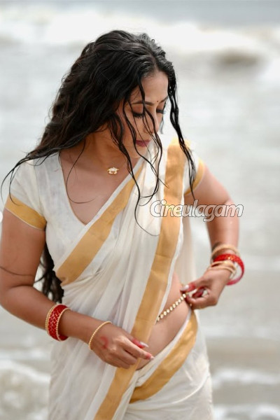 கடற்கரையில் கிளாமராக புடவை அணிந்து அய்யனார் துணை நடிகை மதுமிதா எடுத்த போட்டோ ஷுட்... செம வைரல் | Ayyanar Thunai Serial Madhumitha Glamour Photo