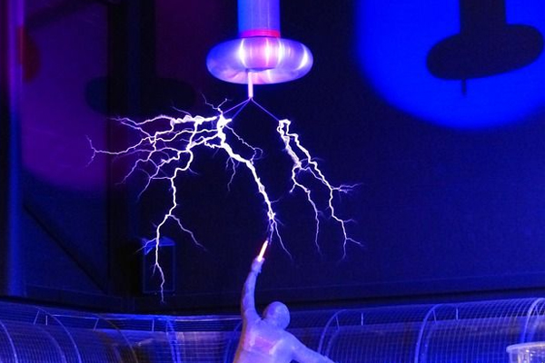 மின்சாரத் தாக்குதலுக்கிழக்காகிய மாணவி உயிரிழப்பு! | Student Dies Of Electric Shock
