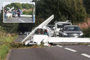 பிரித்தானியாவின் பரபரப்பான சாலையில் விழுந்து விபத்துக்குள்ளான விமானம்: உயிர் தப்பிய இருவர்