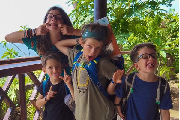 பார்வை இழக்கவிருக்கும் குழந்தைகள் - உலக சுற்றுலா கூட்டிச் சென்ற பெற்றோர் | Family Goes On A World Tour Their Their Kids