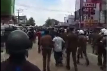 அரசாங்கத்திற்கு ஆதரவாக ஆர்ப்பாட்டத்தில் ஈடுபட்டவர்களை தாக்கி விரட்டியடித்த மக்கள் (Video)