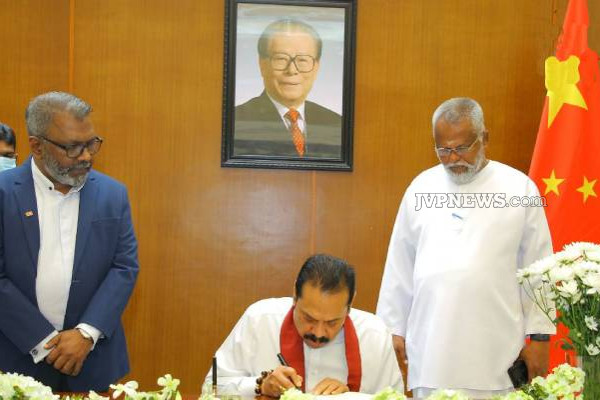 சீன தூதரகத்திற்கு தீடிரென சென்ற மஹிந்த ராஜபக்ஷ: கொழும்பில் ரபரப்பு | Mahinda Rajapaksa Visited The Chinese Embassy சீன தூதரகத்திற்கு தீடிரென சென்ற மஹிந்த ராஜபக்ஷ: கொழும்பில் ரபரப்பு | Mahinda Rajapaksa Visited The Chinese Embassy