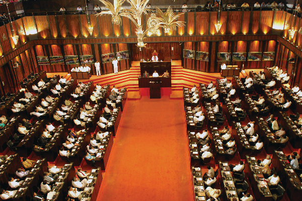 நாட்டை விட்டு வெளியேறும் தொழில் வல்லுநர்கள் தொடர்பில் நாடாளுமன்றில் விவாதம் | Economic Crisis Professionals Leaving The Country