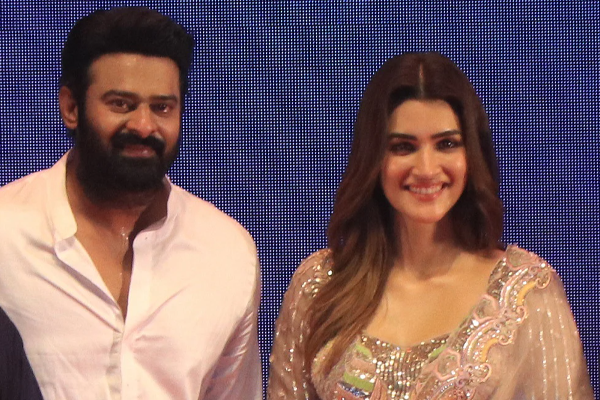 அனுஷ்காவை கழட்டிவிட்டு பிரபல பாலிவுட் நடிகையுடன் காதலில் பிரபாஸ்? | Prabhas Dating With Kirti Sanon