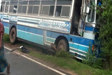 ஆடைத்தொழில்சாலைக்கு ஊழியர்களை ஏற்றி  சென்ற பேருந்து விபத்து