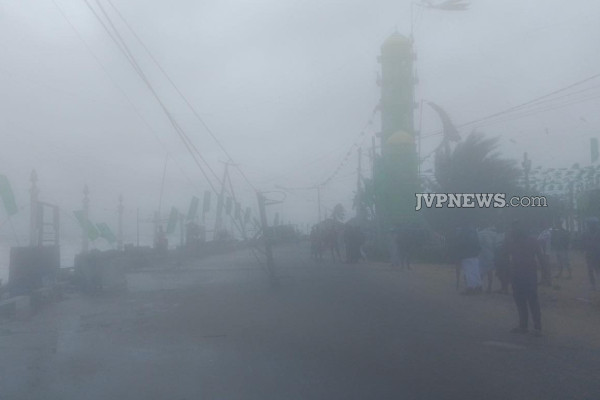 கொந்தளிக்கும் கல்முனை கடற்கரை; ஆபத்தான நிலையில் மின் கம்பங்கள் | Turbulent Kalmunai Sea Mosque Road Closed