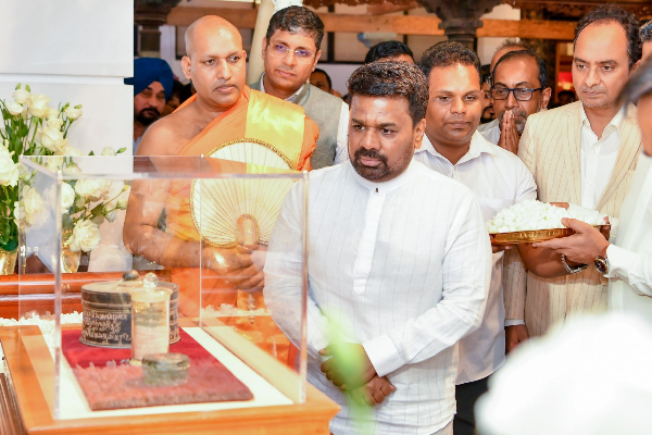 බුදු සරණ ගමන් මඟට ආශීර්වාදය - ශ්‍රී සර්වඥ ධාතූන් වහන්සේ වන්දනා කිරීමට අද සිට | Sacred Relics Open Today At Gangaramaya Again