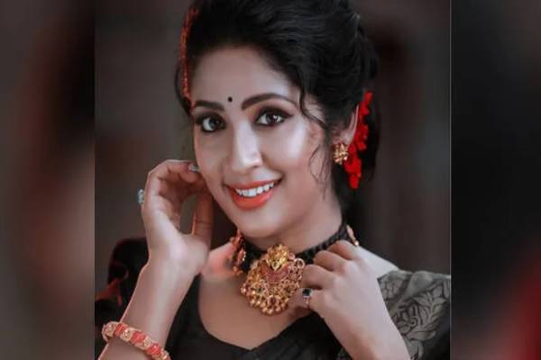 அரை முழம் பூவுக்கு லட்சத்தில் அபராதம்- பிரபல நடிகைக்கு வந்த சோதனை | Actress Navya Nair Fined Lakh At Melbourne Airport