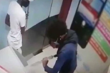 ATM இயந்திரத்தை உடைக்க முயன்ற இருவருக்கு நேர்ந்த கதி