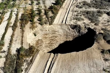 திடீரென தோன்றிய ராட்சத புதைகுழி.! சிலி நாட்டில் பயங்கரம்., வெளிவந்த ஆதாரங்கள்