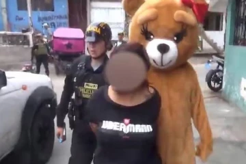 வெளிநாடொன்றில் வினோதமான முறையில் சந்தேக நபரை கைது செய்த பொலிஸார்!