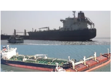 குஜராத் அருகே பரபரப்பு - கடலில் 2 சரக்கு கப்பல்கள் பயங்கர மோதல்