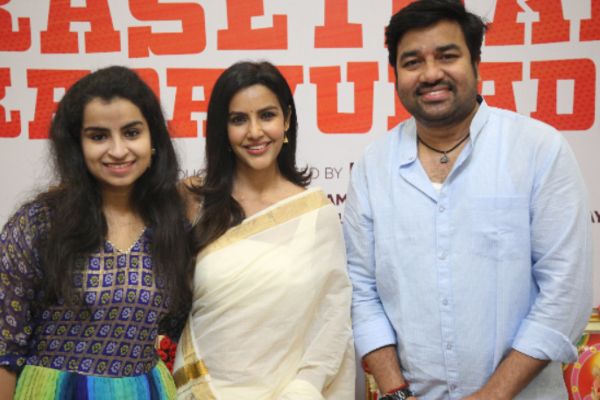 சிவாங்கிக்கு அடித்த அதிர்ஷ்டம்!  பூஜையுடன் துவங்கிய படப்பிடிப்பு...ஹீரோ யார் தெரியுமா? | Sivangi In Block Buster Movie Remake