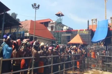 சபரிமலையில் அதிகரித்த பக்தர்கள் கூட்டம் - பம்பையில் நீராட அனுமதி மறுப்பு